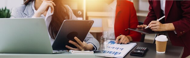 Foto uomo d'affari occasionale lavorare utilizzando il telefono cellulare digitando computer portatile chat mobile contattaci nei luoghi di lavoro pianificando idee investitori internet alla ricerca di idee che collegano le persone