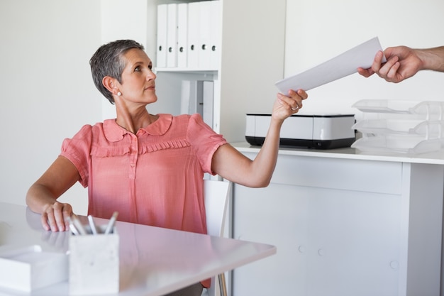 Photo casual businesswoman handing document to colleague