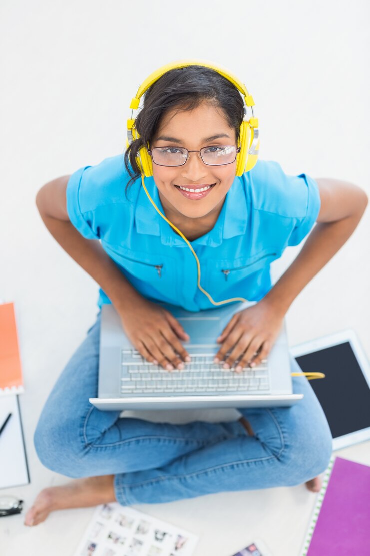 फोटो casual businesswoman listening to music 