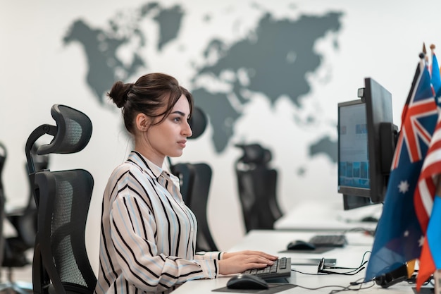 Foto donna di affari casual che lavora su un computer desktop nell'interno moderno dell'ufficio di avvio del piano aperto. messa a fuoco selettiva. foto di alta qualità