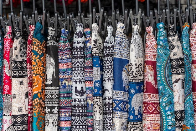 태국 시장에 매달려 있는 캐주얼 옷 클로즈업