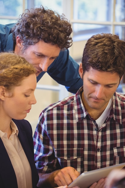 Foto casual collega's die een tablet gebruiken