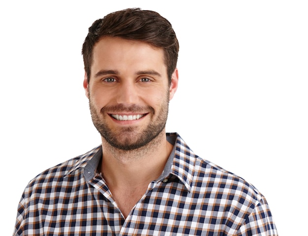 Casual e contenuto ritratto in studio di un bel giovane sorridente isolato su bianco