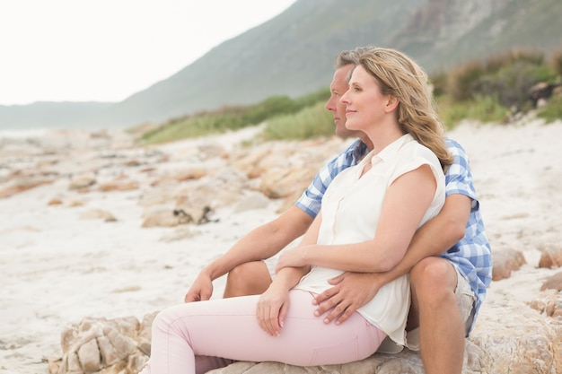 Photo casual couple looking to sea