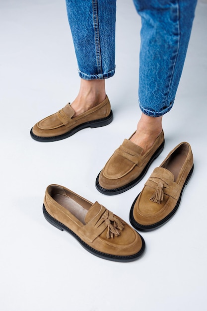 Casual damesmode Klassieke schoenen voor dames Slanke vrouwelijke benen in broeken en bruine stijlvolle casual loafers Comfortabele zomerschoenen voor dames