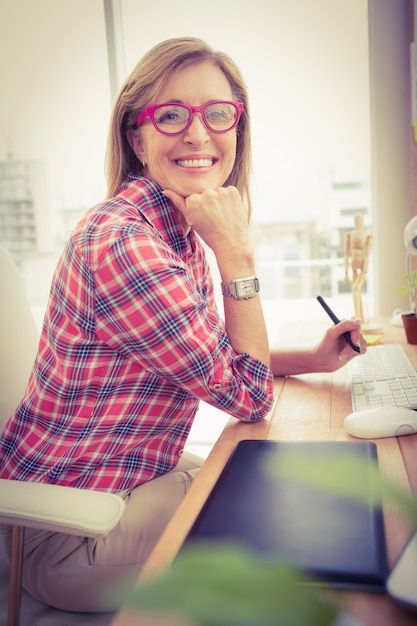 Photo casual designer working and smiling at camera