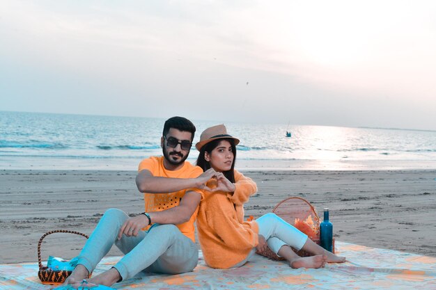 casual gelukkig paar op strand indisch pakistaans model