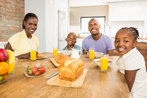 Casual gelukkige familie aan het ontbijt