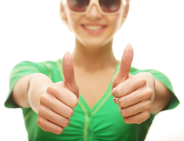 Photo casual girl showing thumbs up and smiling