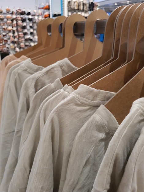 Casual kleding in neutrale kleur op een rek in een winkel