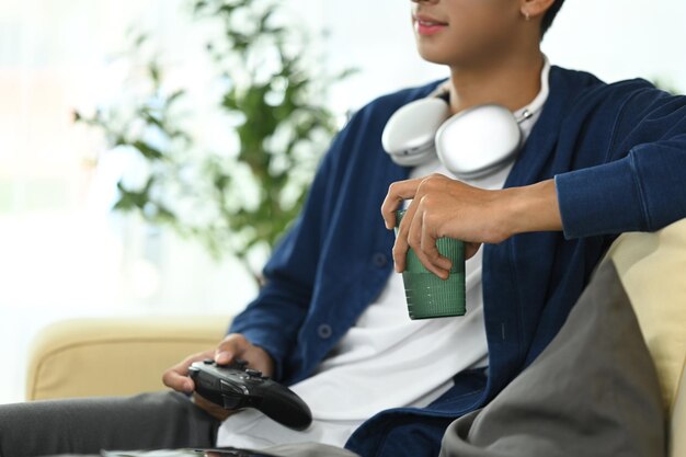 Photo casual male enjoying a drink during home gaming session