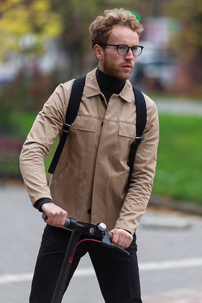 Photo casual male riding his electric scooter