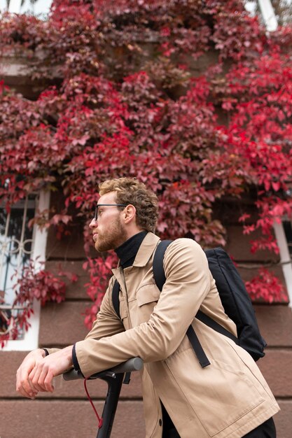 写真 彼の電動スクーターに乗ってカジュアルな男性