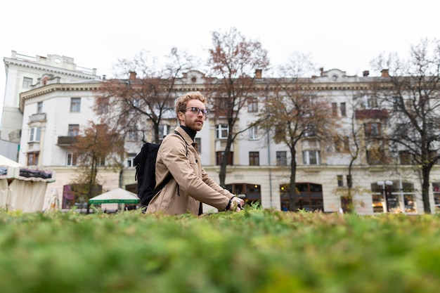 Photo casual male riding his scooter outdoors