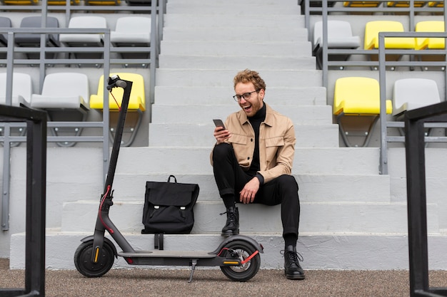 Foto casual man buiten ontspannen