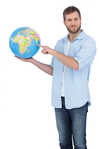 Photo casual man holding a globe