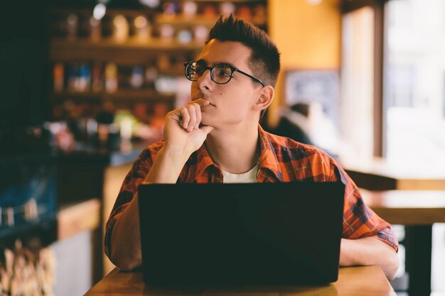 casual man met behulp van een laptop