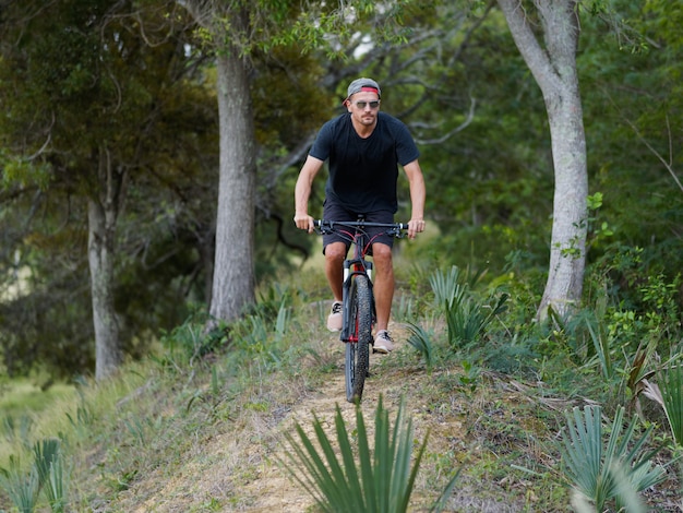 Casual Man met een mountainbike In The Forest. Levensstijlen.