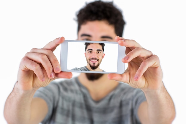 Foto casual uomo prendendo un selfie