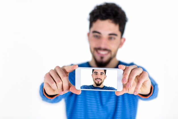 Foto casual uomo prendendo un selfie