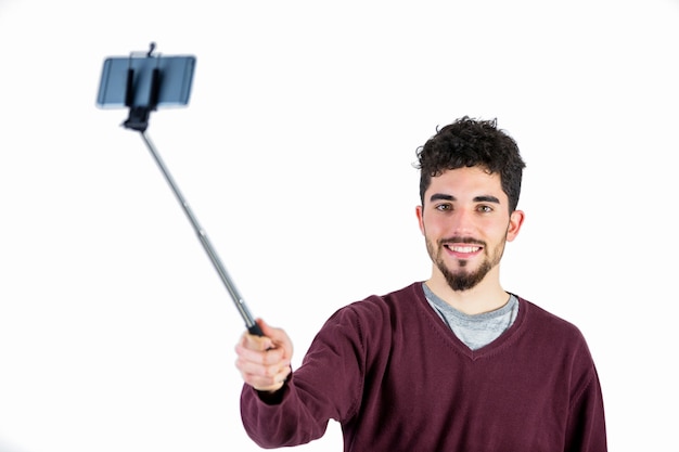 Foto casual uomo prendendo un selfie