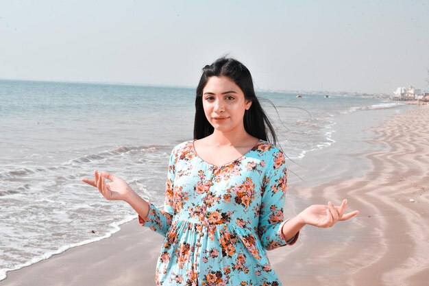 casual mooi meisje front pose op strand indiase pakistaanse model