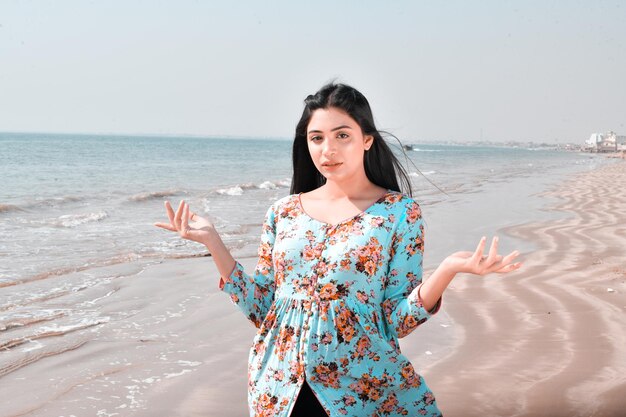 casual mooi meisje front pose op strand indiase pakistaanse model