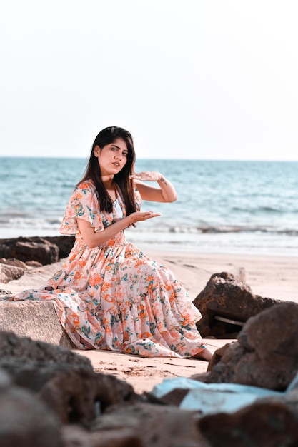 casual mooi meisje front pose op strand indiase pakistaanse model