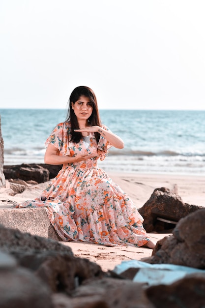 casual mooi meisje front pose op strand indiase pakistaanse model
