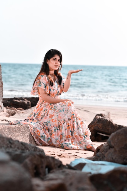 casual mooi meisje front pose op strand indiase pakistaanse model