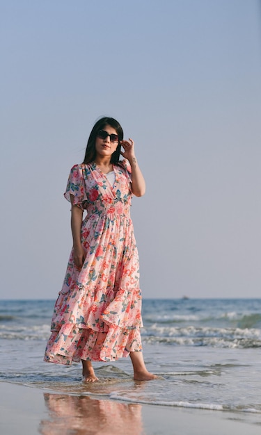 casual mooi meisje front pose op strand indiase pakistaanse model