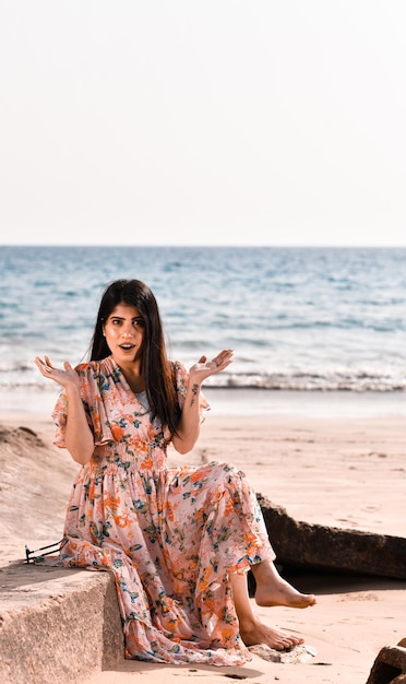 casual mooi meisje vooraan pose opgewonden op het strand indisch pakistaans model