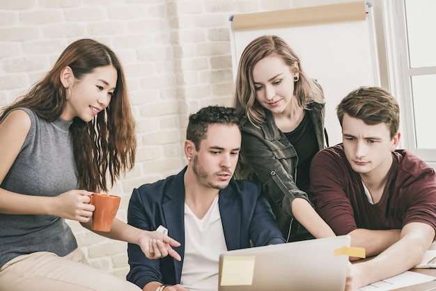 Squadra di designer casual ufficio discutendo di lavoro di gruppo