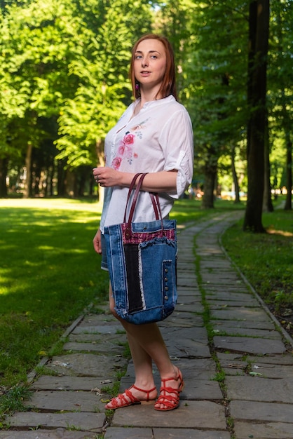 Casual outfit met de moderne tas voor dagelijks gebruik