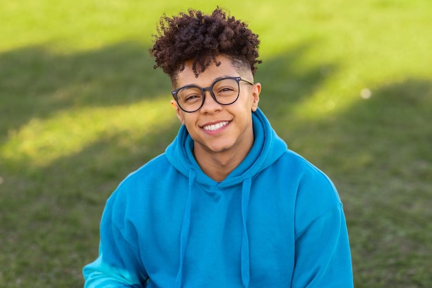 Photo casual portrait of a smiling student