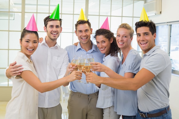 Photo casual smiling business team toasting with champagne