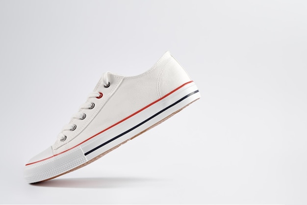 Casual sneakers op witte achtergrond creatief minimalisme