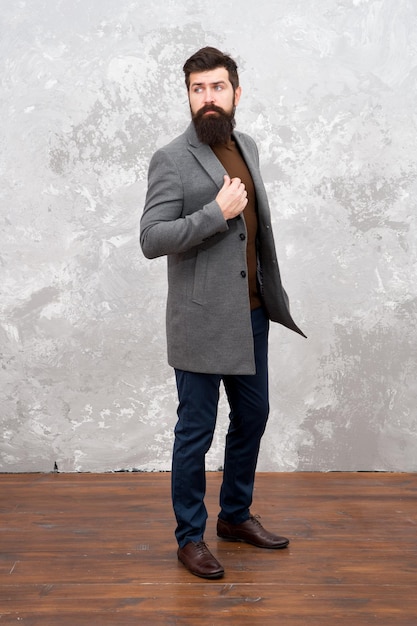 Casual stijl Bebaarde hipster herfst stijl kleding Man in herfstjas Houd het simpel Casual stijl outfit voor lente en herfst seizoen Trendy man met baard Mannelijke mode Oudere man zakenman