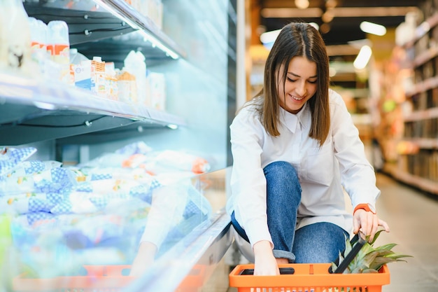 Casual vrouw boodschappen doen en er gelukkig uitzien