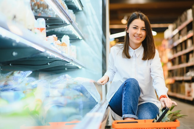 Casual vrouw boodschappen doen en er gelukkig uitzien