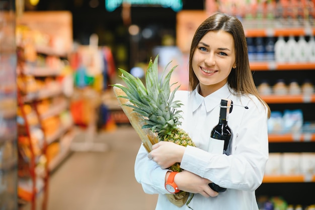 Casual vrouw boodschappen doen en er gelukkig uitzien