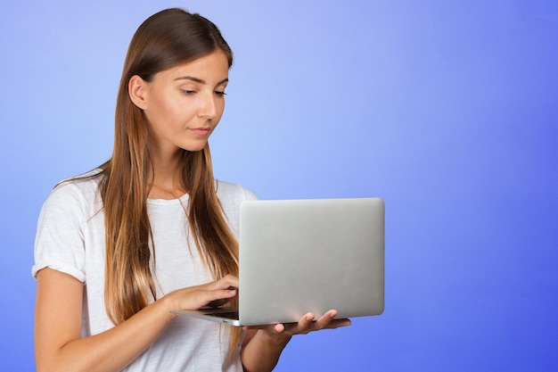 Casual vrouw met een laptop