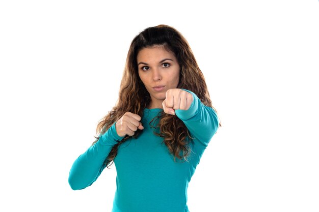 Foto casual vrouw met golvend en lang haar geïsoleerd op een witte muur