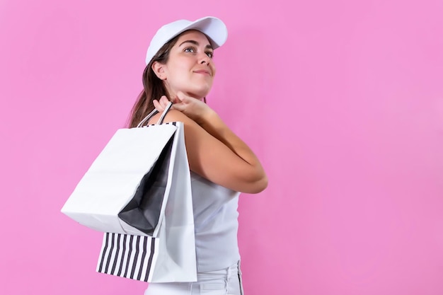 Casual vrouw met witte en zwarte boodschappentassen