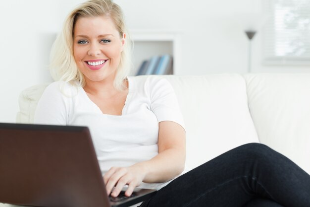 Casual vrouw zittend op een bank