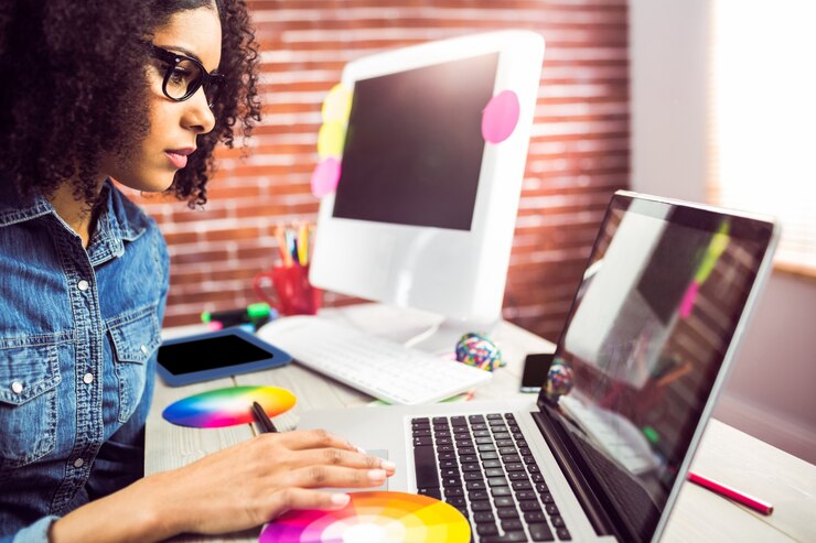 Foto casual vrouwelijke ontwerper met een laptop