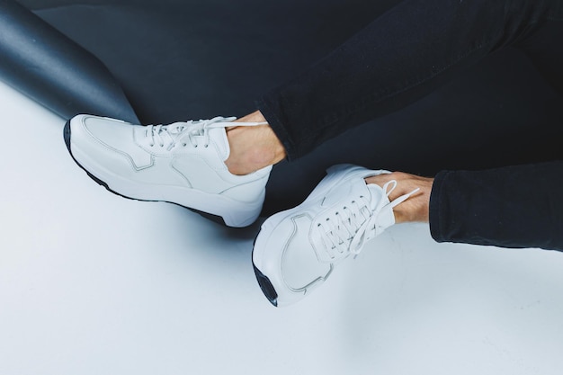 Casual witte herenschoenen gemaakt van echt leer mannen op schoenen in witte sneakers Foto van hoge kwaliteit