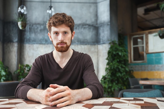 Photo casual young man posing at camera