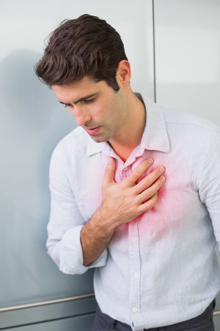 Photo casual young man with chest pain