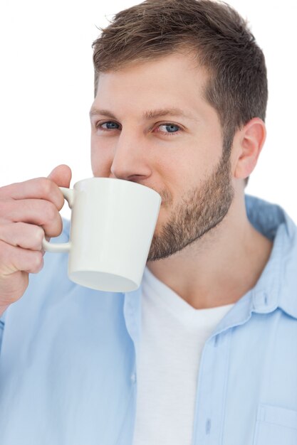 コーヒーを飲むカジュアルな若いモデル